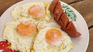 The host warmly welcomes you with homemade eggs, sausages, and refreshing lemonade.