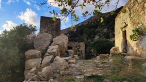 The unoccupied dwellings dotting the trail